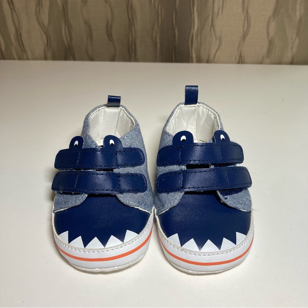 🌺 Carter's Baby Infant Boy's Size 6-9 M Blue Shark Eyes Teeth